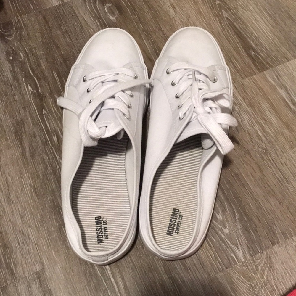 Tennis shoes